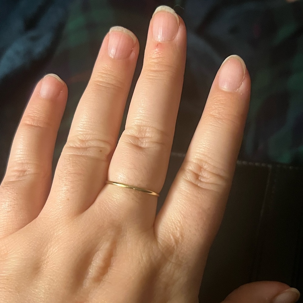 Mejuri - plain thin 14K solid gold band